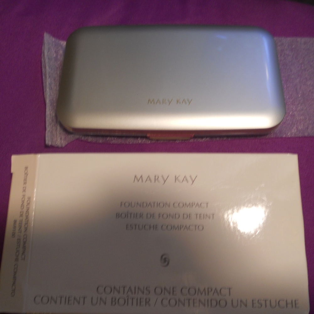 Foundation Compact, Mary Kay (NEW)